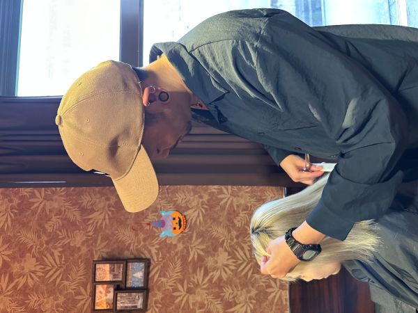 接客中の功刀代表