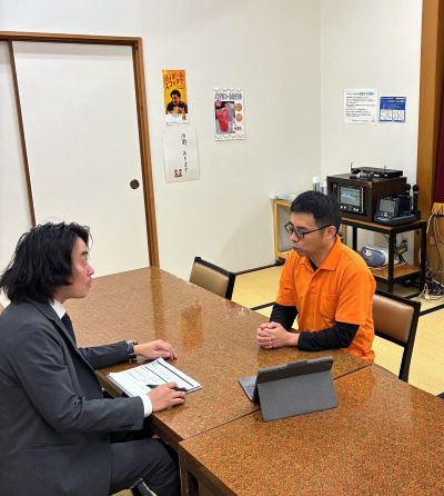 インタビューを受ける上村様