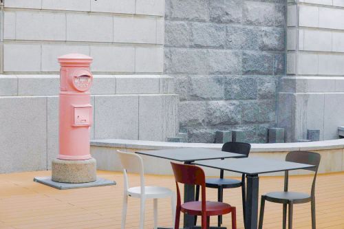 カラコロ工房ガーデンテラスにあるピンク色のポスト