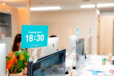 個々の退社時間が分かるプレートを掲示